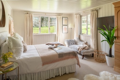16 Stunning Airbnb Bed-Space Ideas you can create in a weekend 2 country bedroom